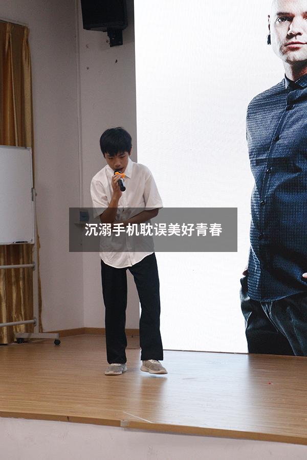 沉溺手机耽误美好青春