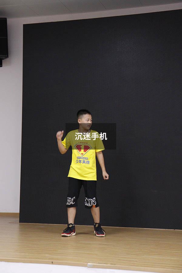 沉迷手机100